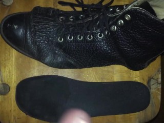 元陸上女子人妻の靴の匂いに欲情してしまい中敷きに射精