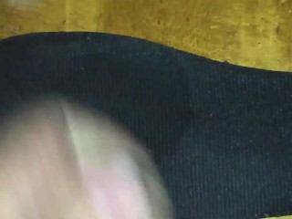 元陸上女子人妻の靴の匂いに欲情してしまい中敷きに射精