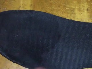 元陸上女子人妻の靴の匂いに欲情してしまい中敷きに射精