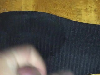 元陸上女子人妻の靴の匂いに欲情してしまい中敷きに射精