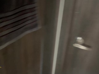 Encuentro a mi pequeña hermanastra acostada desnuda en mi habitación y me dan ganas de follarla duro