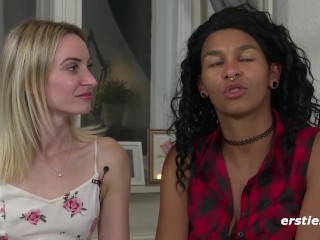 Ersties - Lesbische Doppelstimulation mit zwei Vibratoren