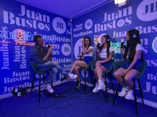 Clase de sexo y trio lesbico con squirt potente junto a Alanna, Emma y Anna en Juan Bustos Podcast