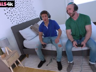 "Play Video Games Or Play With My Pussy?" Slutty Roommate Gets Her Face Glazed