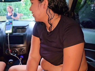 Sucking in a car in Medellin, MILF swallowing the cum of the uber. Blowjob to the cab driver