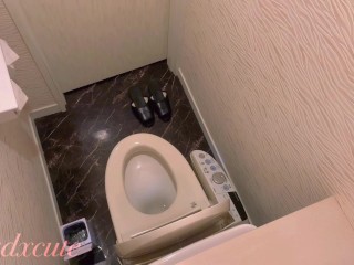 【盗〇】欲求不満のJ〇が家まで我慢できずにAV見ながらトイレオナニーしちゃってます…過激な動画は公式サイトへ🩷