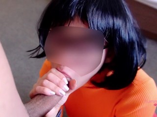 Velma tira sus anteojos por accidente y tiene un descuido, velma chupando una gran verga y penetrada