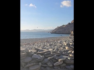 Conozco a una madura sexy en la playa nudista y me hace una mamada con personas. Gran corrida.