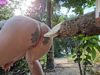 Quando fasso xixi no mato penso seriamente em enfiar esta tora de madeira no meu cu pois estava cosa