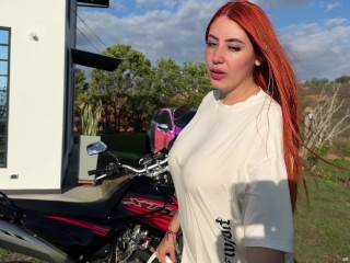 ME CALIENTO LAVANDO MI MOTO Y TERMINÉ DESEÁNDOME  Y CHUPANDO UNA RICA VERGA