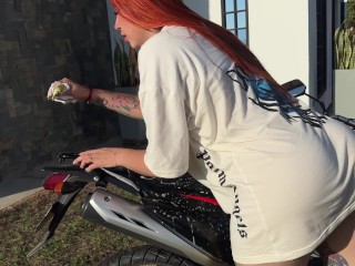 ME CALIENTO LAVANDO MI MOTO Y TERMINÉ DESEÁNDOME  Y CHUPANDO UNA RICA VERGA