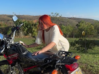 ME CALIENTO LAVANDO MI MOTO Y TERMINÉ DESEÁNDOME  Y CHUPANDO UNA RICA VERGA