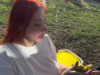 ME CALIENTO LAVANDO MI MOTO Y TERMINÉ DESEÁNDOME  Y CHUPANDO UNA RICA VERGA