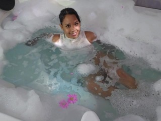 JOI fetiche de PIES en el JACUZZI