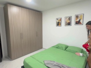 Mi rica hermanastra mientra plancha su ropa y termino muy cachondo hasta darle la mejor foll