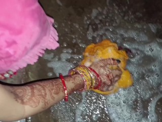 Indian kaamukh bhabhi ko jor se Lagi thi Dever ke saamne peshab kar diya