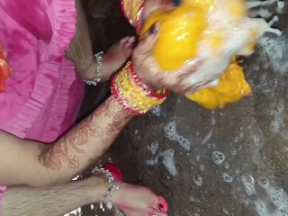 Indian kaamukh bhabhi ko jor se Lagi thi Dever ke saamne peshab kar diya