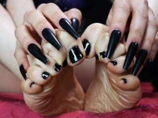 Lo smalto nero e mesmerizzante di Rebecca Diamante