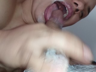 sucking with her hot and horny mouth, this bitch doesn't stop until she receives a lot of creampie