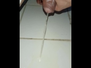 hombre joven desesperado pissing, gran erección y venas brotadas