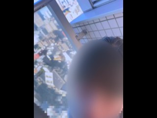 素人妻 留守中の自宅タワマンに連れ込まれて ベランダでフェラしちゃった くわえながら景色楽しんじゃった