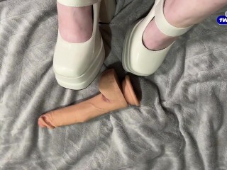 Misstress show hight heels and foot job