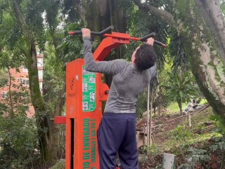 MILF Colombiana convence a Nerd boy en un parque de follar en su casa, su hijastro los descubre!