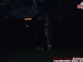 Deutsche Straßenumfrage: Moderatorin fickt Passanten