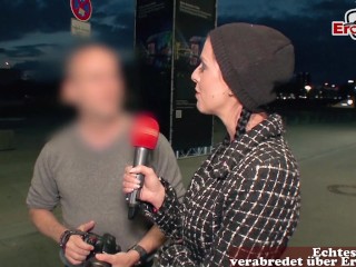 Deutsche Straßenumfrage: Moderatorin fickt Passanten
