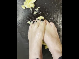 LONG TOES DOMINATE THE BANANA