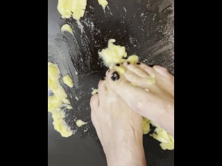 LONG TOES DOMINATE THE BANANA