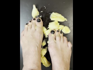 LONG TOES DOMINATE THE BANANA