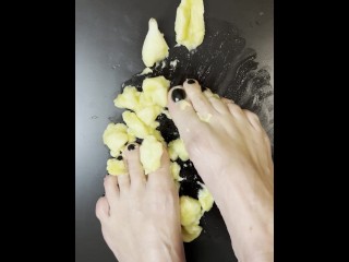 LONG TOES DOMINATE THE BANANA