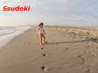 Follamos en una playa nudista, mi mejor amigo me reto a quedar desnuda en la playa y lo hice