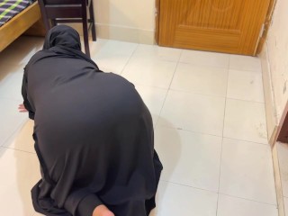 Big Ass Curvy Muslim Hot Stepmom Stuck under Chair Then She want Anal fuck from me!