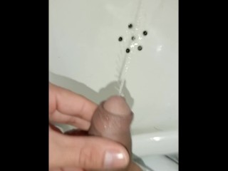 pissing desesperado en baño publico,masturbacion, casi me pillan primer plano