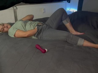 Masturbation auf dem Bett in Jeans mit dem Satisfyer pro 2 multiple Orgasmen zittern Zucken stöhnen