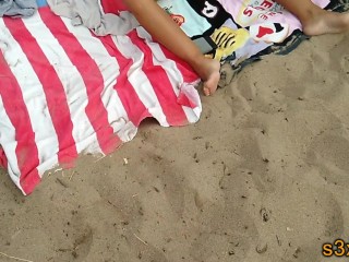 Elle se branle à la plage devant des voyeurs