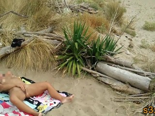 Elle se branle à la plage devant des voyeurs