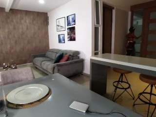 Jefe se folla a su bella empleada latina de servicio mientras su mujer no esta en casa, creampie!