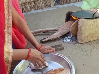 Kichen me roti bana rahi thi Dever ne roti maangi chut de diya