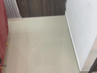 Mi puta vecina viene por una taza de leche y lo que termino dandole es dejarle su coño lleno de lech