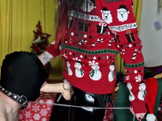 Dominatrix Nika congratulates her slave on Christmas with her big strap-on in his throat.