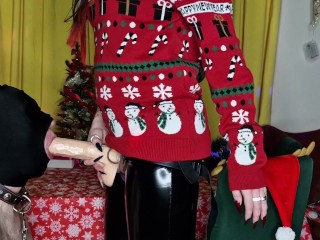 Dominatrix Nika congratulates her slave on Christmas with her big strap-on in his throat.