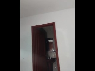 Entro al cuarto de mi hermanastra y me la follo mientras nuestros papas no estan