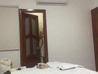 Me quedo en el mismo cuarto del hotel con mi hermanastra y terminamos mal