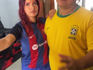 Mi Amigo Me Paga una Apuesta con su Hermosa Novia y Ella es Engañada con los Ojos Vendados NTR