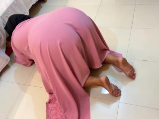 Egyptian Big Ass & Pussy Hot Stepmom Stuck Under Bed Then She Want Hardcore Fuck From Son's Friend