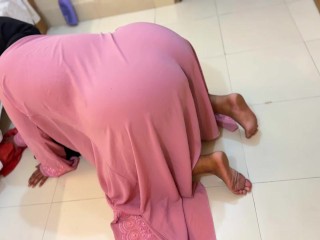 Egyptian Big Ass & Pussy Hot Stepmom Stuck Under Bed Then She Want Hardcore Fuck From Son's Friend