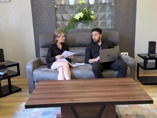 Spio il mio fidanzato scopare la collega Troia. Mi unisco e Lecco la sborra dalla sua figa